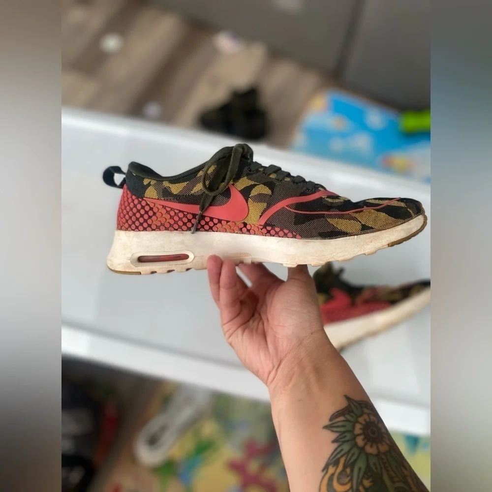 Nike womens Thea Airmax sneakers pink and camo color way size 8.5